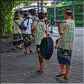 ..., alors que les jeunes improvisent des sorties avec des Barong et des musiciens. (3)