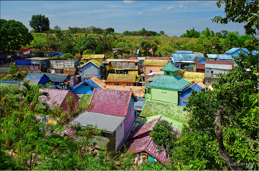 Le quartier de Jodipan dans la ville de Malang était voué à la destruction, sauf que des étudiants en communication ont décider de le repeindre avec des couleurs vives en 2016. (3)