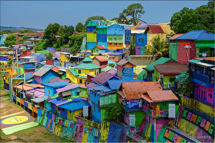 Le quartier de Jodipan dans la ville de Malang était voué à la destruction, sauf que des étudiants en communication ont décider de le repeindre avec des couleurs vives en 2016. (6)