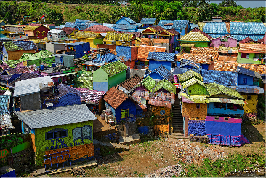 Le quartier de Jodipan dans la ville de Malang était voué à la destruction, sauf que des étudiants en communication ont décider de le repeindre avec des couleurs vives en 2016. (10)