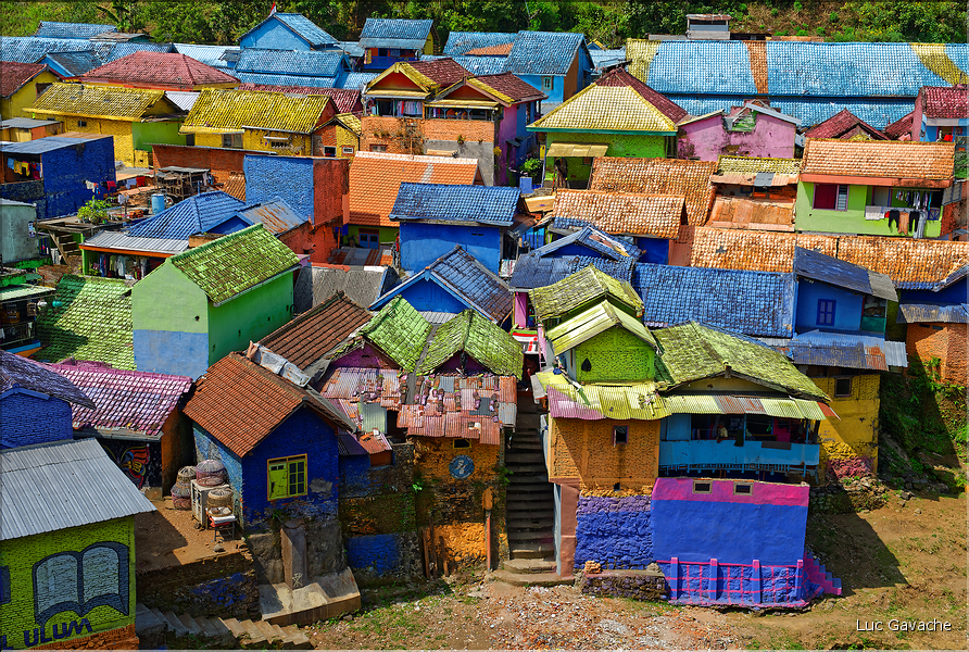 Le quartier de Jodipan dans la ville de Malang était voué à la destruction, sauf que des étudiants en communication ont décider de le repeindre avec des couleurs vives en 2016. (11)
