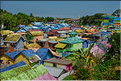 Le quartier de Jodipan, dans la ville de Malang, était voué à la destruction, sauf que des étudiants en communication ont décidé de le repeindre avec des couleurs vives en 2016. (1)