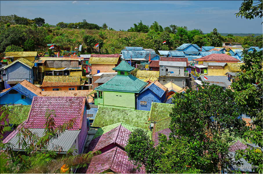 Le quartier de Jodipan, dans la ville de Malang, était voué à la destruction, sauf que des étudiants en communication ont décidé de le repeindre avec des couleurs vives en 2016. (1