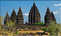 Prambanan est un ensemble de 240 temples hindouistes shivates, ce qui en fait le plus grand édifice au monde dédié à ce dieu (région de Yogyakarta au centre de Java). (1)
