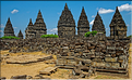 Prambanan est un ensemble de 240 temples hindouistes shivates, ce qui en fait le plus grand édifice au monde dédié à ce dieu (région de Yogyakarta au centre de Java). (2)