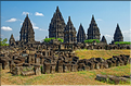 Prambanan est un ensemble de 240 temples hindouistes shivates, ce qui en fait le plus grand édifice au monde dédié à ce dieu (région de Yogyakarta au centre de Java). (5)