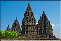Prambanan est un ensemble de 240 temples hindouistes shivates, ce qui en fait le plus grand édifice au monde dédié à ce dieu (région de Yogyakarta au centre de Java). (7)