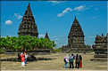 Prambanan est un ensemble de 240 temples hindouistes shivates, ce qui en fait le plus grand édifice au monde dédié à ce dieu (région de Yogyakarta au centre de Java). (8)