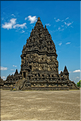 Prambanan est un ensemble de 240 temples hindouistes shivates, ce qui en fait le plus grand édifice au monde dédié à ce dieu (région de Yogyakarta au centre de Java). (9)