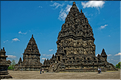 Prambanan est un ensemble de 240 temples hindouistes shivates, ce qui en fait le plus grand édifice au monde dédié à ce dieu (région de Yogyakarta au centre de Java). (10)