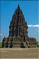 Prambanan est un ensemble de 240 temples hindouistes shivates, ce qui en fait le plus grand édifice au monde dédié à ce dieu (région de Yogyakarta au centre de Java). (11)