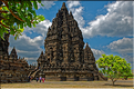Prambanan est un ensemble de 240 temples hindouistes shivates, ce qui en fait le plus grand édifice au monde dédié à ce dieu (région de Yogyakarta au centre de Java). (14)