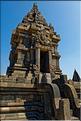 Prambanan, qui fut édifié entre 835 et 856, détient les restes du roi Mataram Balittung du royaume de Mataram qui régnait sur le centre de Java. (1)