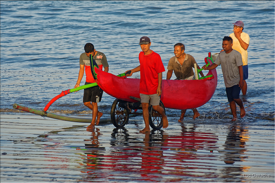 ..., au moment oú les pêcheurs rentrent avec leurs prises (Jimbaran). (4)