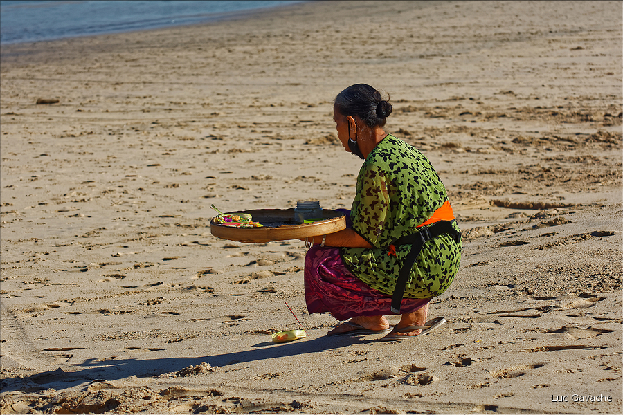 Offrandes à la mer sur la plage de Jimbaran selon le rite hindou.