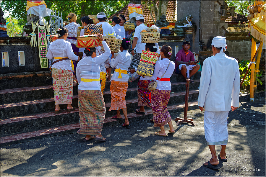 La région de Tanah Lot possède plusieurs temples qui attirent de nombreux pèlerins, notamment pendant la fête de Galungan. (6)