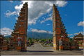 Le temple de Besakih, qui est implanté sur les pentes du volcan Agung, est le plus grand et le plus sacré de Bali. (1)