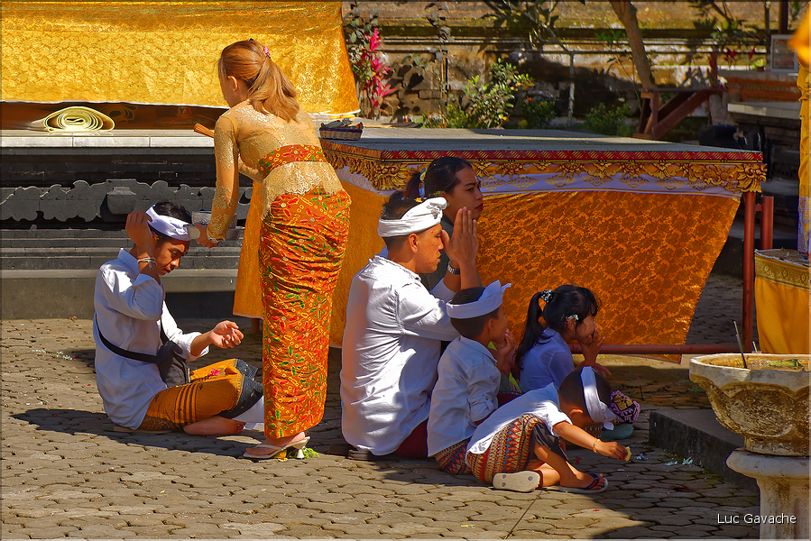 ..., surtout en ce jour de Kuningan, qui marque la fin de la fête de Galungan, et oú tous les hindouistes se doivent de venir se recueillir dans un temple. (15)
