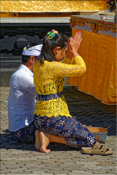 ..., surtout en ce jour de Kuningan, qui marque la fin de la fête de Galungan, et oú tous les hindouistes se doivent de venir se recueillir dans un temple. (19)