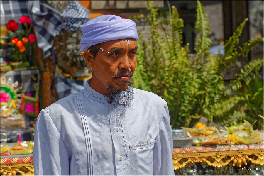 ..., surtout en ce jour de Kuningan, qui marque la fin de la fête de Galungan, et oú tous les hindouistes se doivent de venir se recueillir dans un temple. (31)
