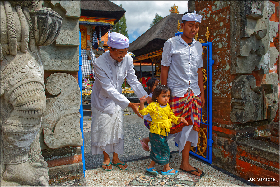 ..., surtout en ce jour de Kuningan, qui marque la fin de la fête de Galungan, et oú tous les hindouistes se doivent de venir se recueillir dans un temple. (32)