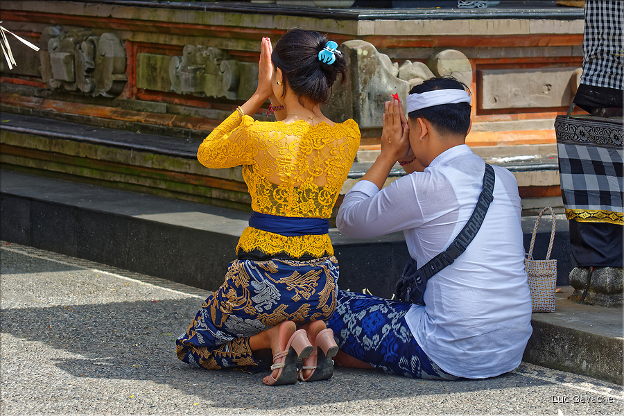 ..., surtout en ce jour de Kuningan, qui marque la fin de la fête de Galungan, et oú tous les hindouistes se doivent de venir se recueillir dans un temple. (33)