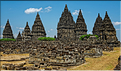 Prambanan est un ensemble de 240 temples hindouistes shivates, ce qui en fait le plus grand édifice au monde dédié à ce dieu (région de Yogyakarta au centre de Java)