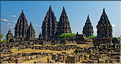 Prambanan est un ensemble de 240 temples hindouistes shivates (région de Yogyakarta au centre de Java). (1)