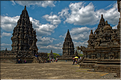 Prambanan est un ensemble de 240 temples hindouistes shivates (région de Yogyakarta au centre de Java). (4)