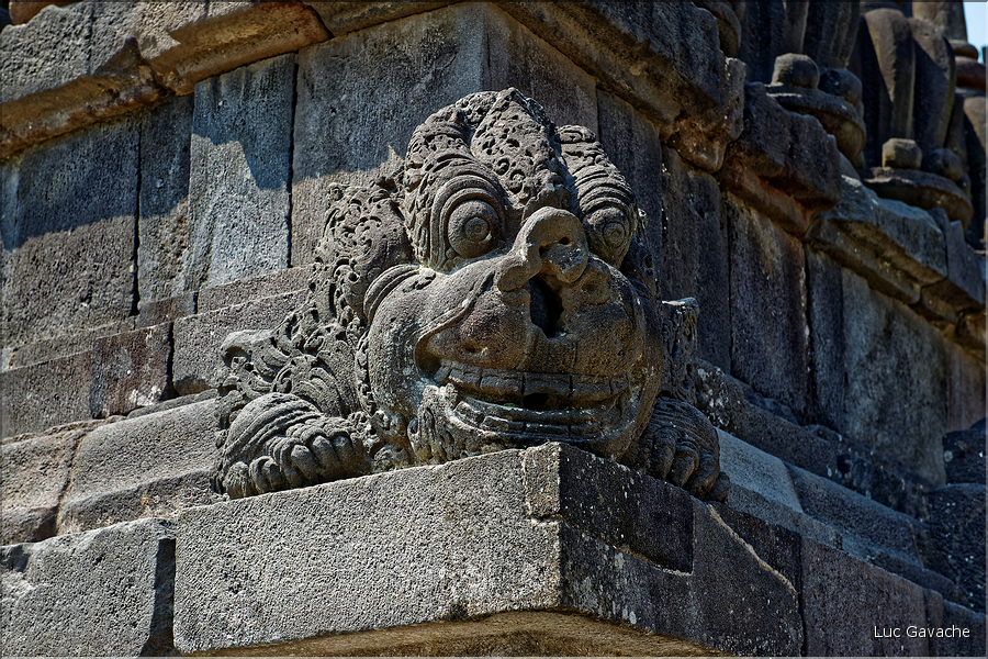 Prambanan, qui fut édifié entre 835 et 856, détient les restes du roi Mataram Balittung du royaume de Mataram qui régnait sur le centre de Java. (2)