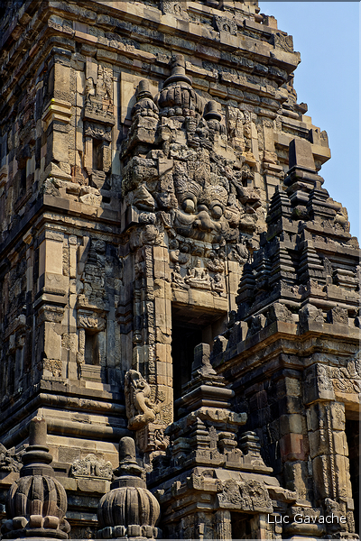 Prambanan, qui fut édifié entre 835 et 856, détient les restes du roi Mataram Balittung du royaume de Mataram qui régnait sur le centre de Java. (3)