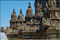 Prambanan, qui fut édifié entre 835 et 856, détient les restes du roi Mataram Balittung du royaume de Mataram qui régnait sur le centre de Java. (4)
