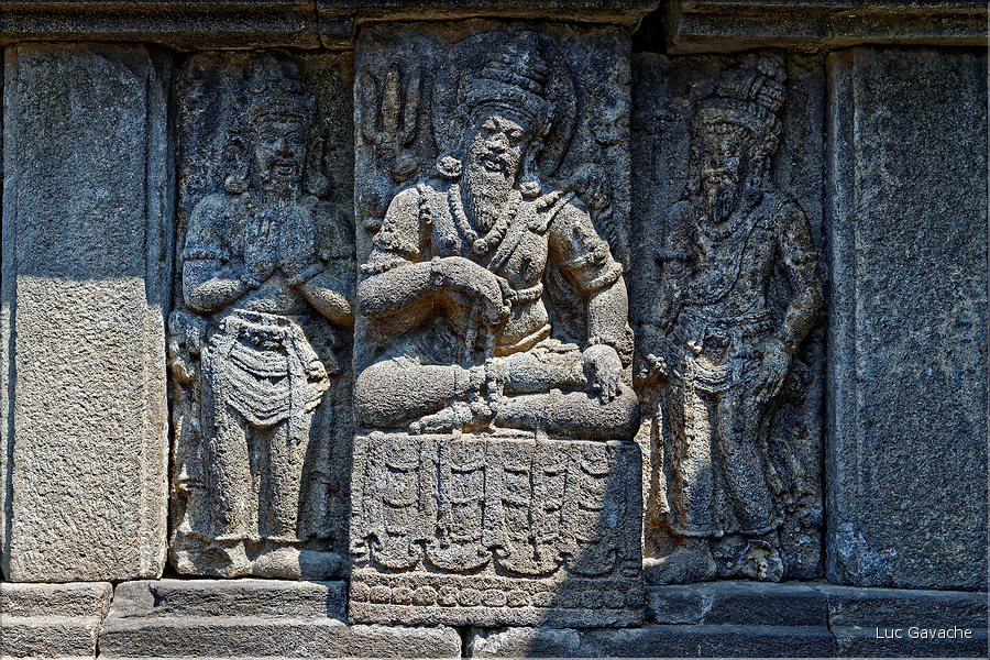 Prambanan, qui fut édifié entre 835 et 856, détient les restes du roi Mataram Balittung du royaume de Mataram qui régnait sur le centre de Java. (8)