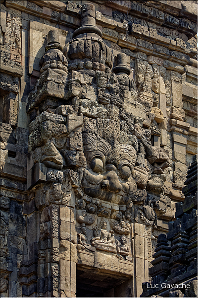 Prambanan, qui fut édifié entre 835 et 856, détient les restes du roi Mataram Balittung du royaume de Mataram qui régnait sur le centre de Java. (13)