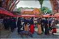 Lors de la cérémonie funéraire, la famille proche fera plusieurs processions... (20)