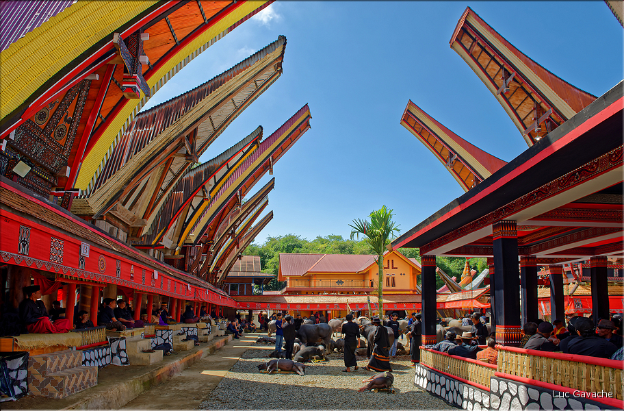 Arrivée dans le quartier oú se déroule la cérémonie funéraire Toraja. (1)