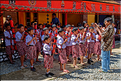 ..., sous la musique d'une formation d'instrument en bambou. (2)