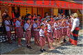 ..., sous la musique d'une formation d'instrument en bambou. (3)