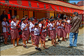 ..., sous la musique d'une formation d'instrument en bambou. (7)