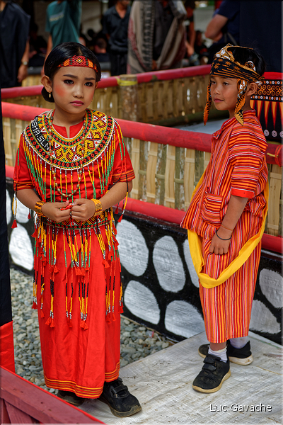 Les jeunes de la famille ont revêtu la tenue traditionnelle Toraja. (1)