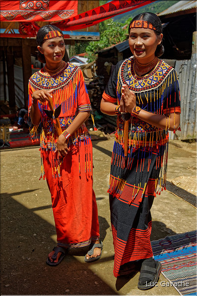 Les jeunes de la famille ont revêtu la tenue traditionnelle Toraja. (2)
