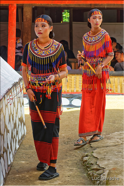 Les jeunes de la famille ont revêtu la tenue traditionnelle Toraja. (3)