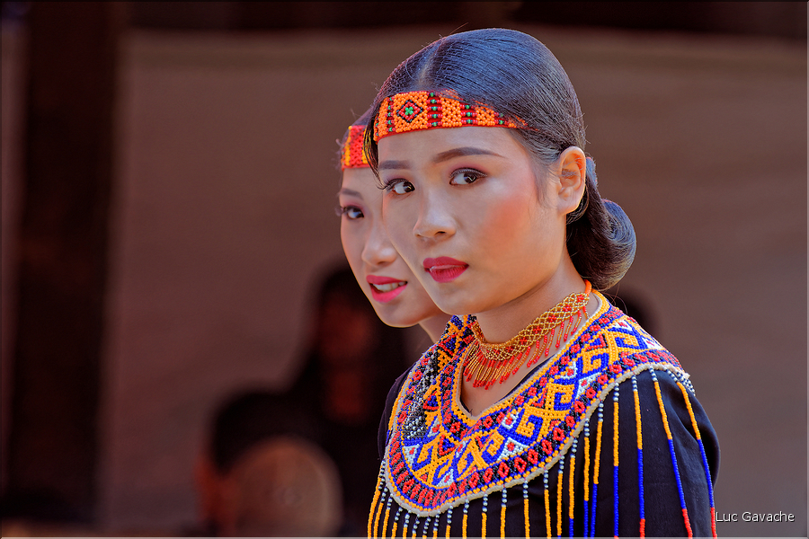 Les jeunes de la famille ont revêtu la tenue traditionnelle Toraja. (4)