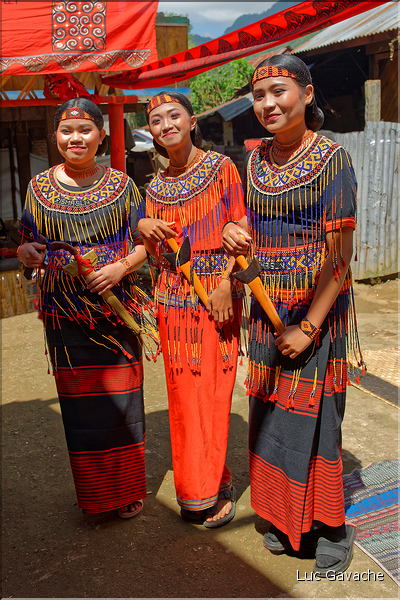 Les jeunes de la famille ont revêtu la tenue traditionnelle Toraja. (5)