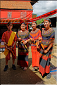 Les jeunes de la famille ont revêtu la tenue traditionnelle Toraja. (6)