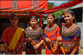 Les jeunes de la famille ont revêtu la tenue traditionnelle Toraja. (7)