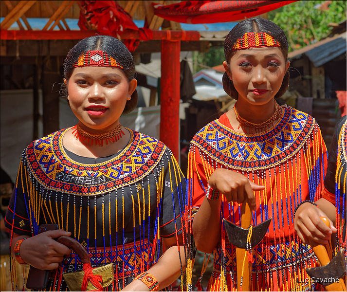 Les jeunes de la famille ont revêtu la tenue traditionnelle Toraja. (8)