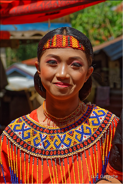 Les jeunes de la famille ont revêtu la tenue traditionnelle Toraja. (9)