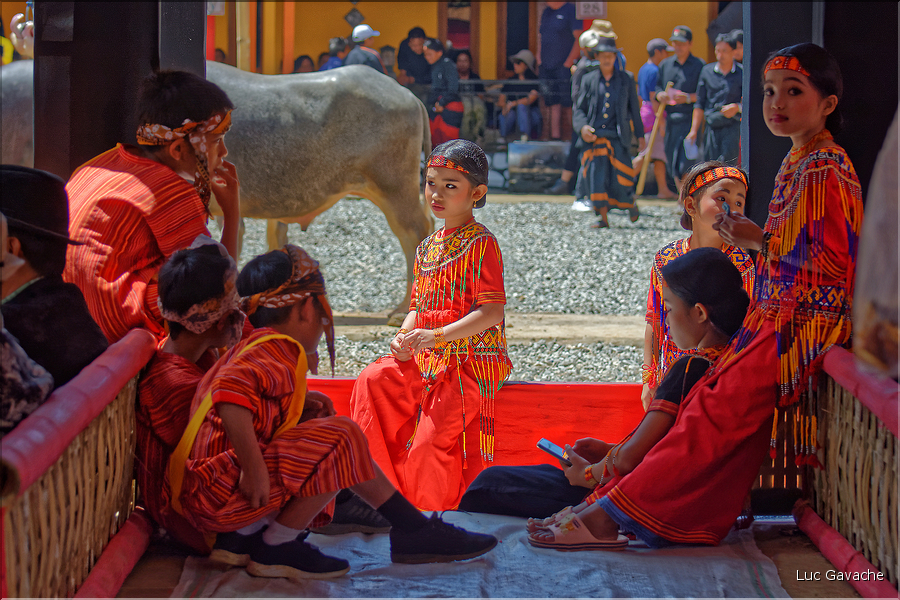 Les jeunes de la famille ont revêtu la tenue traditionnelle Toraja. (10)