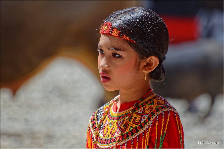 Les jeunes de la famille ont revêtu la tenue traditionnelle Toraja. (12)